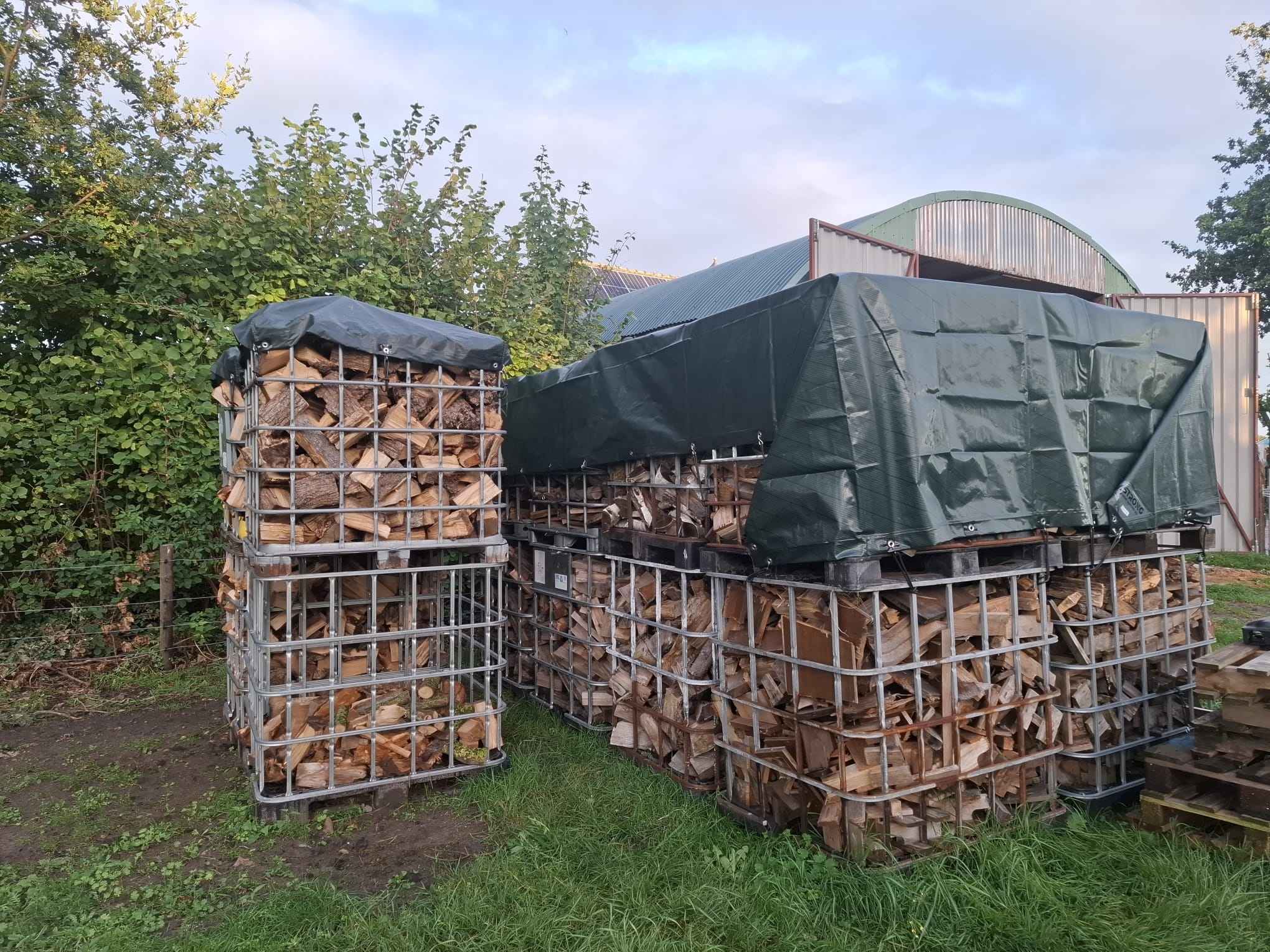 Brennholz in IBC-Gitterboxen abdecken
