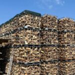 Brandholzlagerung in IBC-Gittercontainern, abgedeckt mit Xstrong IBC-Hülle